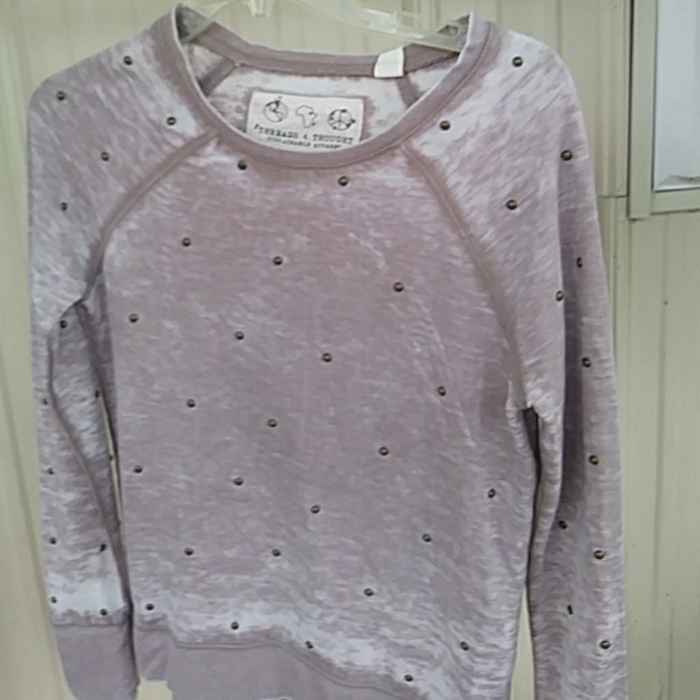 Brown sweatshirt with metal charms